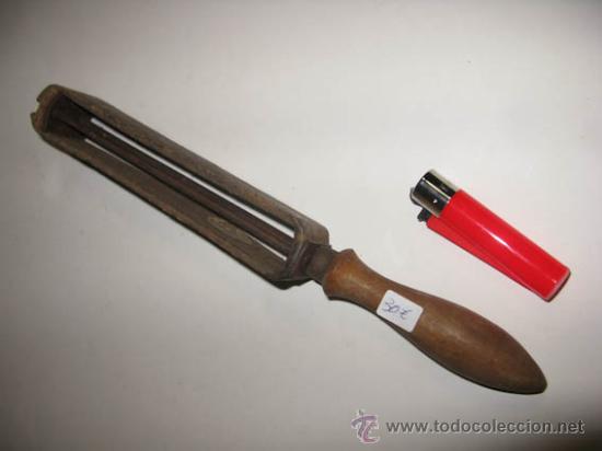 Antig&uuml;edades: Antiguo afilador para navajas de afeitar con mango de madera. - Foto 2