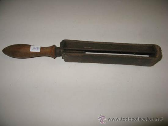 Antig&uuml;edades: Antiguo afilador para navajas de afeitar con mango de madera. - Foto 3