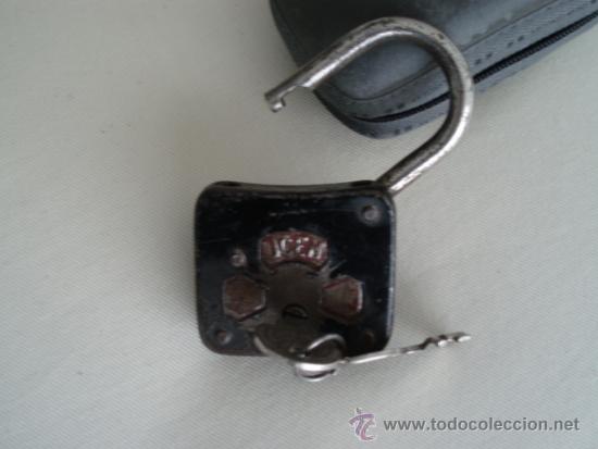 Antig&uuml;edades: CANDADO UCEM. CON DOS LLAVES. FUNCIONA CORRECTAMENTE. - Foto 4