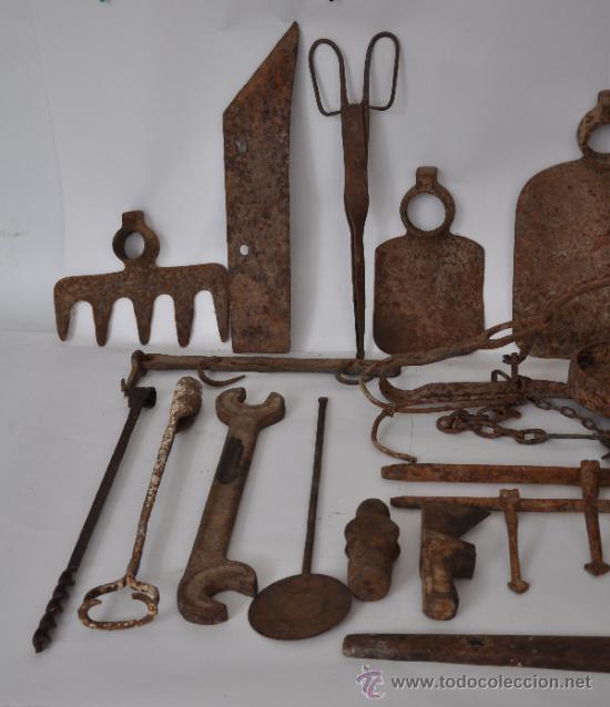 Antig&uuml;edades: Lote de 24 objetos rusticos y herramientas. - Foto 3