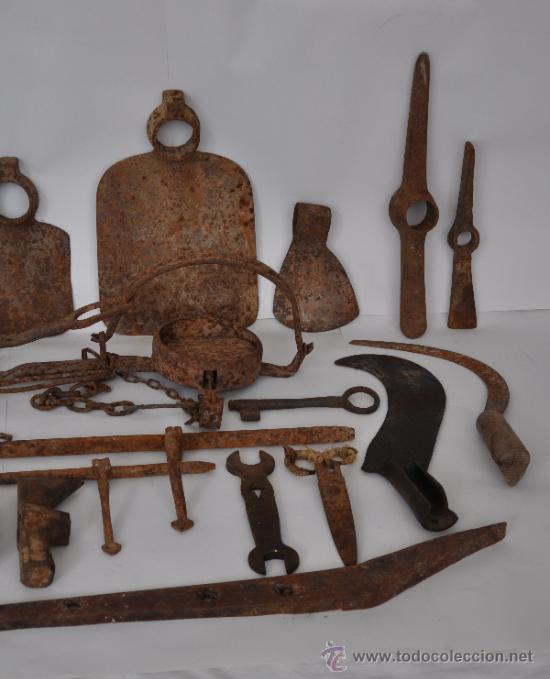 Antig&uuml;edades: Lote de 24 objetos rusticos y herramientas. - Foto 2