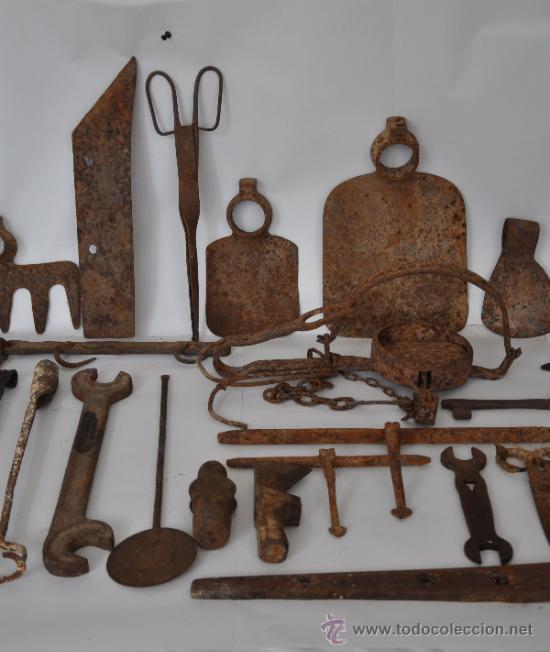 Antig&uuml;edades: Lote de 24 objetos rusticos y herramientas. - Foto 4