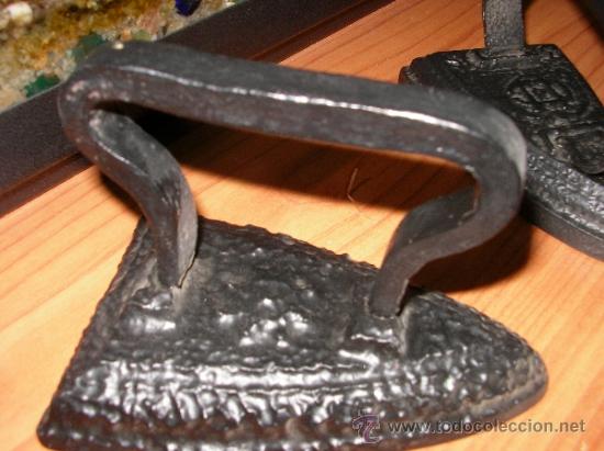 Antig&uuml;edades: Pareja de planchas macizas antiguas - Foto 3