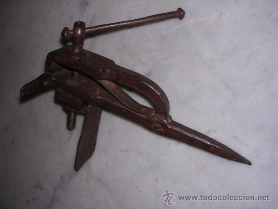 Antig&uuml;edades: PEQUE&Ntilde;O TORNILLO DE FORJA DE HIERRO ,  - 21X18 CM. - Foto 1