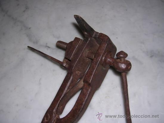 Antig&uuml;edades: PEQUE&Ntilde;O TORNILLO DE FORJA DE HIERRO ,  - 21X18 CM. - Foto 2
