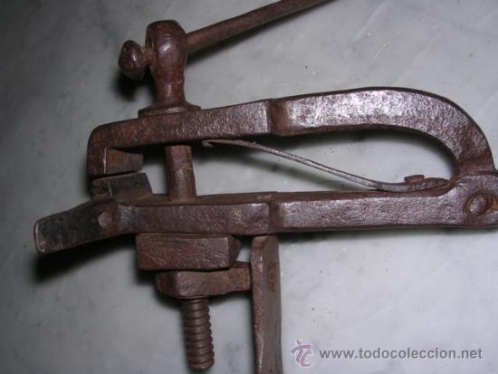 Antig&uuml;edades: PEQUE&Ntilde;O TORNILLO DE FORJA DE HIERRO ,  - 21X18 CM. - Foto 3