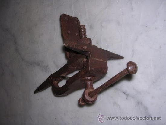 Antig&uuml;edades: PEQUE&Ntilde;O TORNILLO DE FORJA DE HIERRO ,  - 21X18 CM. - Foto 6