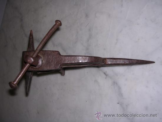 Antig&uuml;edades: PEQUE&Ntilde;O TORNILLO DE FORJA DE HIERRO ,  - 21X18 CM. - Foto 8