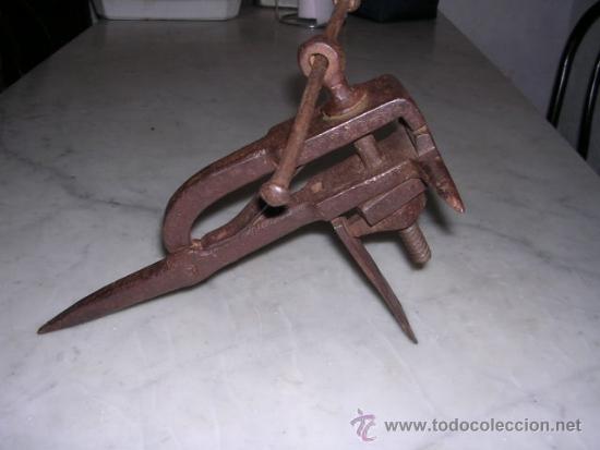 Antig&uuml;edades: PEQUE&Ntilde;O TORNILLO DE FORJA DE HIERRO ,  - 21X18 CM. - Foto 9