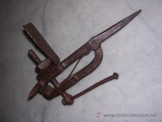 Antig&uuml;edades: PEQUE&Ntilde;O TORNILLO DE FORJA DE HIERRO ,  - 21X18 CM. - Foto 12