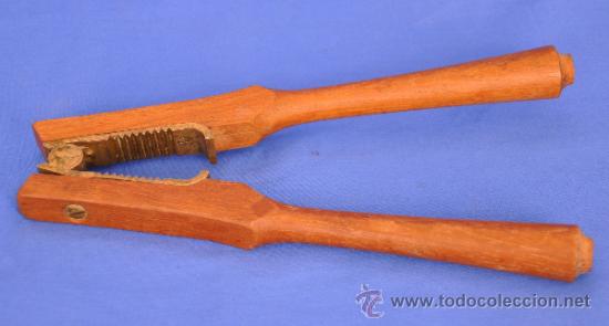Antig&uuml;edades: Cascanueces de madera y metal. - Foto 1