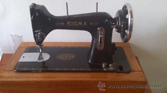 Antig&uuml;edades: Maquina de coser Sigma con peana de madera - Foto 1