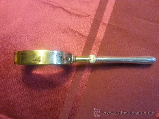 Antig&uuml;edades: Lupa de bronce y metal blanco con inscripcion - Foto 1