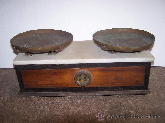 Antig&uuml;edades: Antigua balanza de cajon y platos - Foto 1