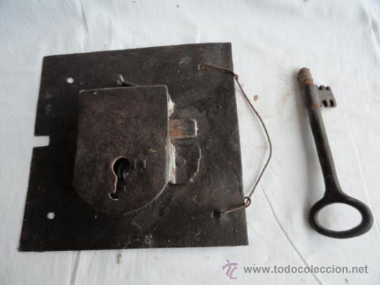 Antig&uuml;edades: ANTIGUA CERRADURA CON LLAVE. - Foto 2