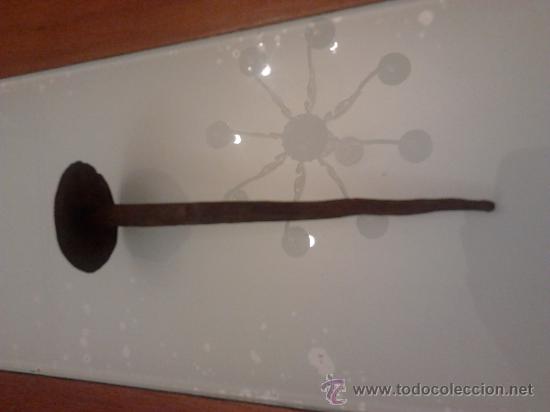 Antig&uuml;edades: Clavo de 13,5 cms - Foto 1