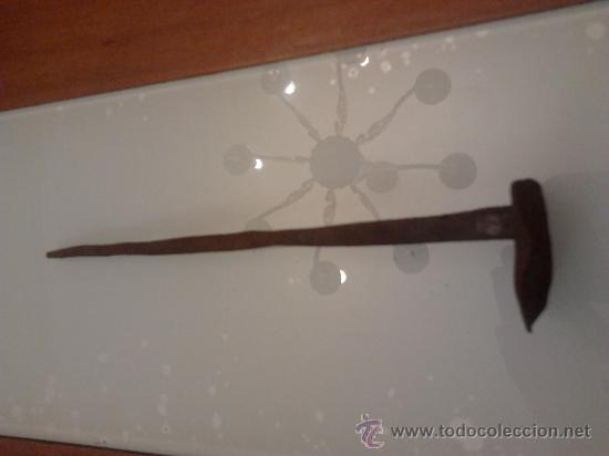 Antig&uuml;edades: Clavo de 14 cms - Foto 1