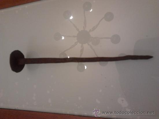 Antig&uuml;edades: Clavo de 14 cms - Foto 1