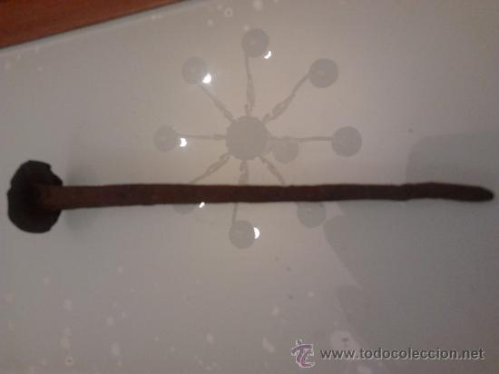 Antig&uuml;edades: Clavo de 13,5 cms - Foto 1