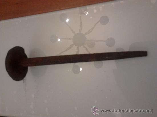 Antig&uuml;edades: Clavo de 13,5 cms - Foto 1