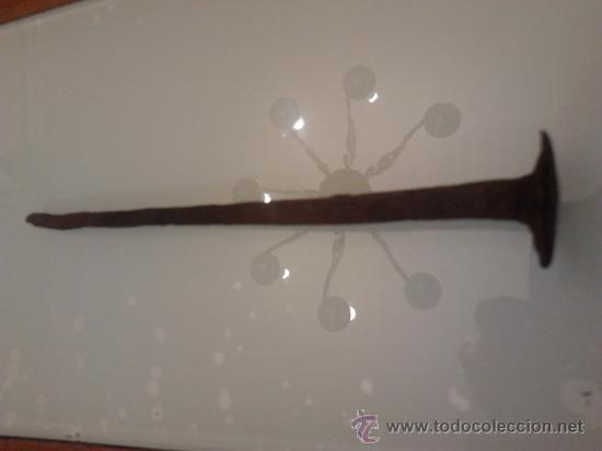 Antig&uuml;edades: Clavo de  12 cms - Foto 1