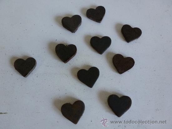 Antig&uuml;edades: Lote de 50 peque&ntilde;os corazones de hierro. - Foto 1