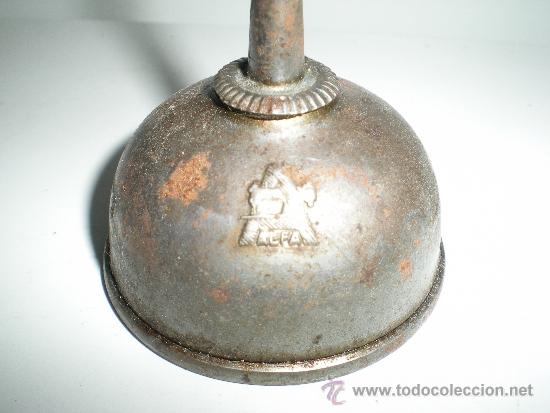 Antig&uuml;edades: antigua aceitera de hojalata marca alfa - Foto 2
