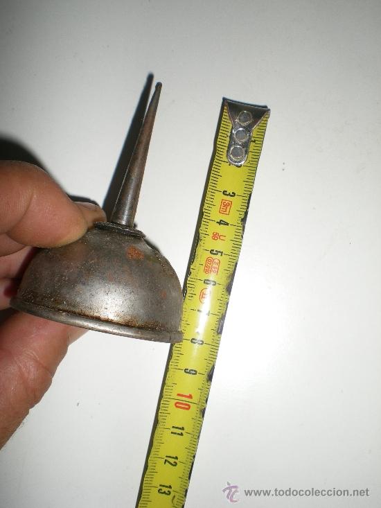 Antig&uuml;edades: antigua aceitera de hojalata marca alfa - Foto 4