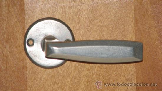 Antig&uuml;edades: ANTIGUA MANILLA Y ROSETA DE ALUMINIO - Foto 2