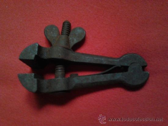 Antig&uuml;edades: ANTIGUO TORNILLO SARGENTO 13cm - Foto 1