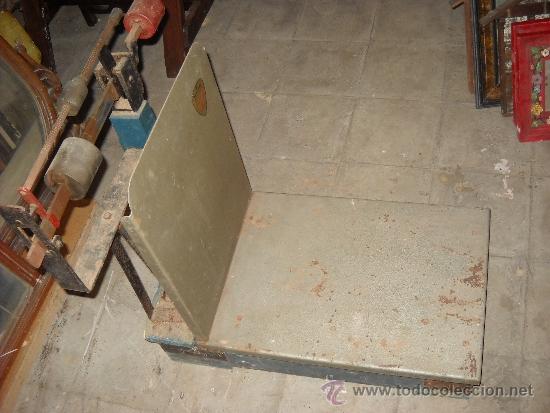 Antig&uuml;edades: Antigua b&aacute;scula de hasta 125 kg - Foto 1