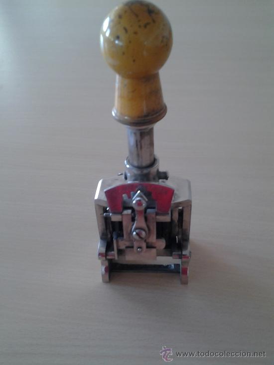 Antig&uuml;edades: Antiguo sellador num&eacute;rico El casco en . Con mango de madera - Foto 1