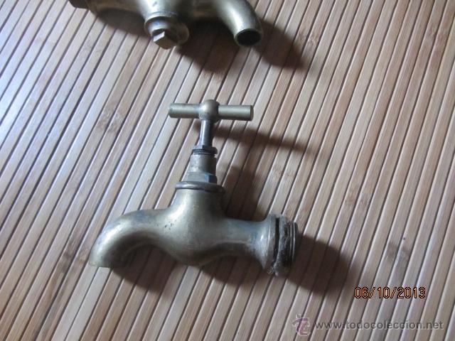 Antig&uuml;edades: Antiguo grifo, llave de metal - Foto 1