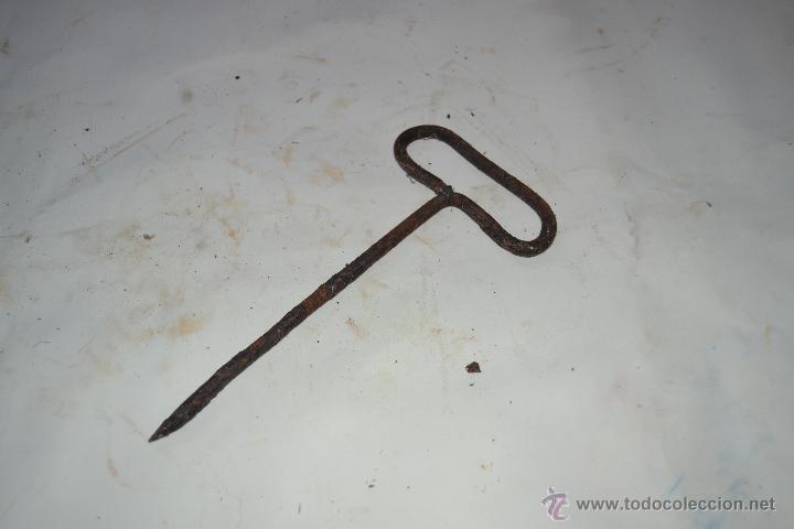 Antig&uuml;edades: Pincho de herrero - Foto 1
