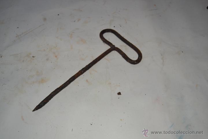 Antig&uuml;edades: Pincho de herrero - Foto 2