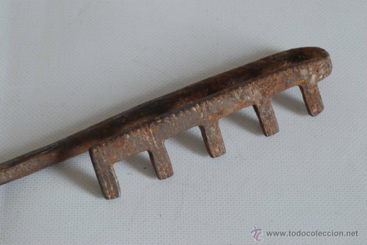 Antig&uuml;edades: Llave de candado de forja. - Foto 2