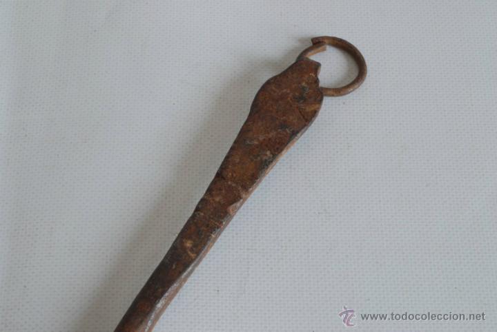 Antig&uuml;edades: Llave de candado de forja. - Foto 3