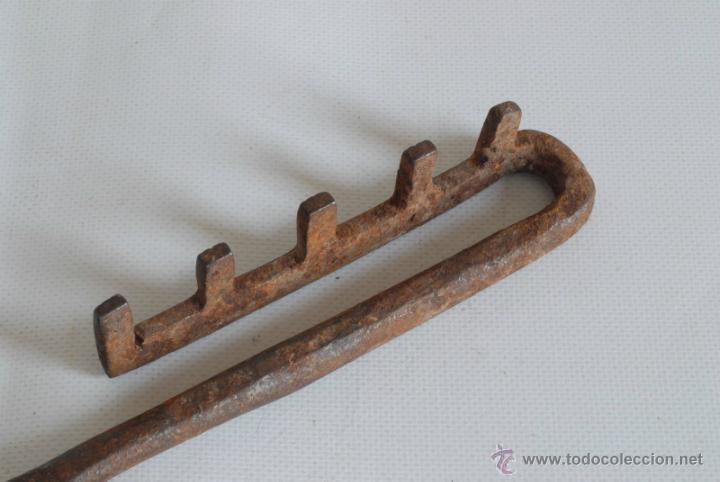 Antig&uuml;edades: Llave de candado de forja. - Foto 5