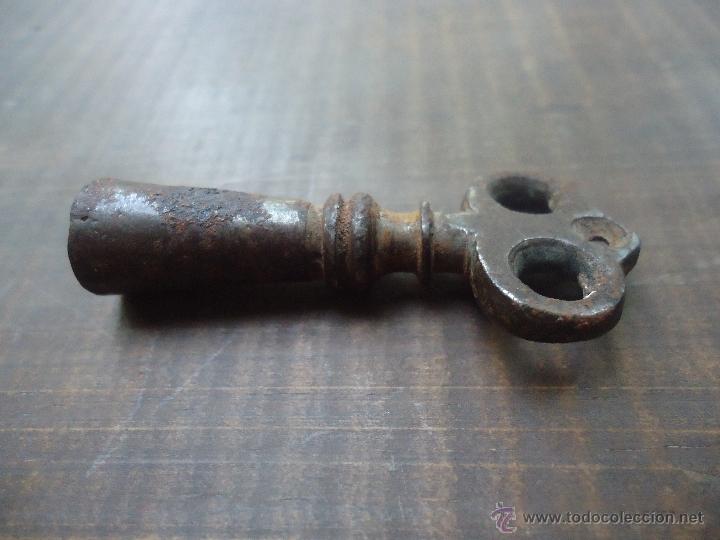 Antig&uuml;edades: ANTIGUA LLAVE DE HIERRO FORJADO, LLAVE RELOJ CARGA MANUAL ,6,70 CM