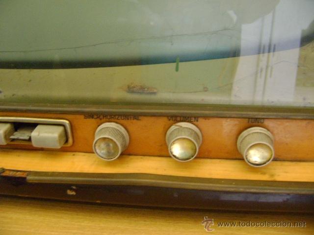Antig&uuml;edades: Antiguo televisor Invicta, sin comprobar y sin tapa trasera - Foto 3