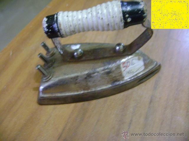 Antig&uuml;edades: Peque&ntilde;a plancha el&eacute;ctrica de 11 cm - Foto 1