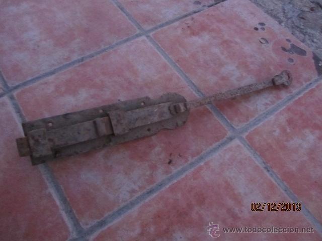 Antig&uuml;edades: antiguo y enorme pestillo - Foto 1