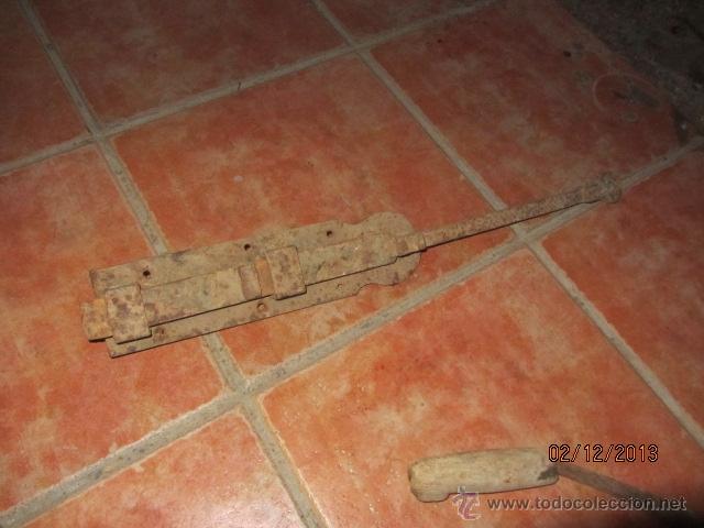 Antig&uuml;edades: antiguo y enorme pestillo - Foto 3