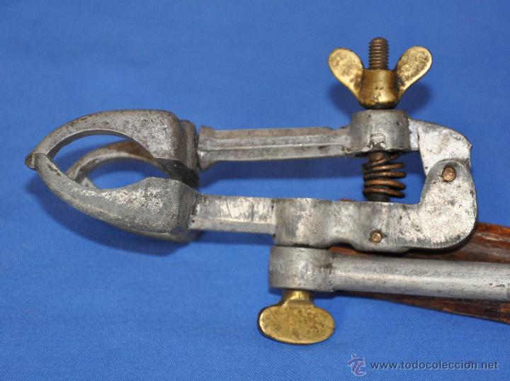 Antig&uuml;edades: Antigua mordaza de laboratorio de aluminio. - Foto 3