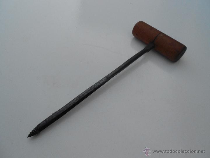 Antig&uuml;edades: BERBIQUIN DE HIERRO Y PO&Ntilde;O DE MADERA - Foto 1