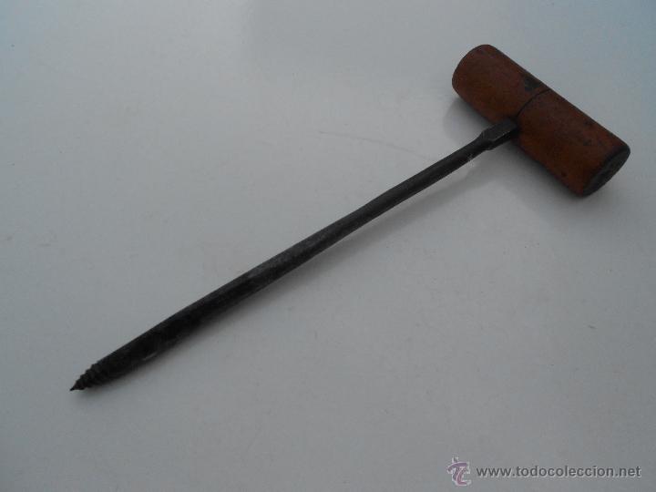 Antig&uuml;edades: BERBIQUIN DE HIERRO Y PO&Ntilde;O DE MADERA - Foto 2