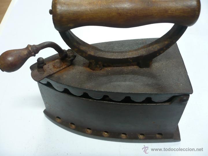 Antig&uuml;edades: ANTIGUA PLANCHA DE CARBON CON MANGO DE MADERA - Foto 1