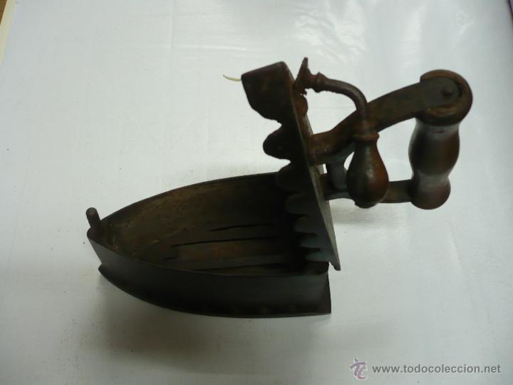 Antig&uuml;edades: ANTIGUA PLANCHA DE CARBON CON MANGO DE MADERA - Foto 2