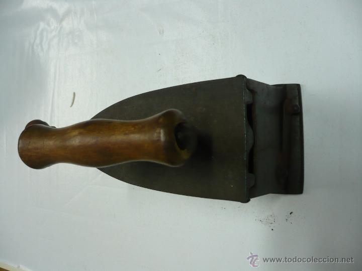 Antig&uuml;edades: ANTIGUA PLANCHA DE CARBON CON MANGO DE MADERA - Foto 3