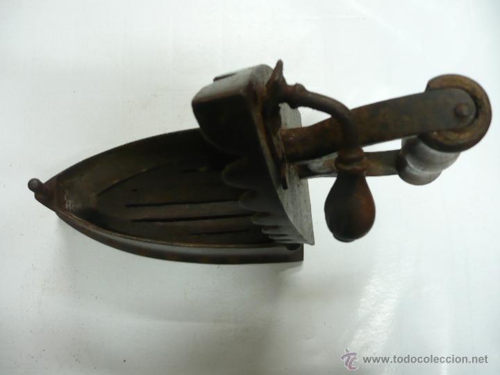 Antig&uuml;edades: ANTIGUA PLANCHA DE CARBON CON MANGO DE MADERA - Foto 4
